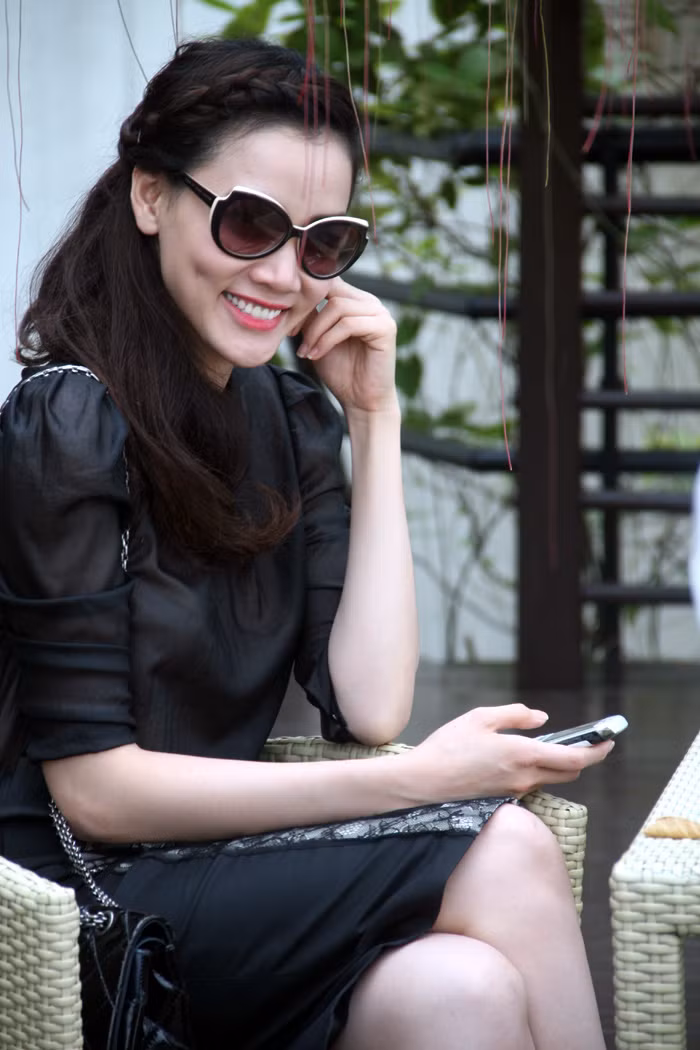 Cô tranh thủ tạo dáng trước giờ họp báo.