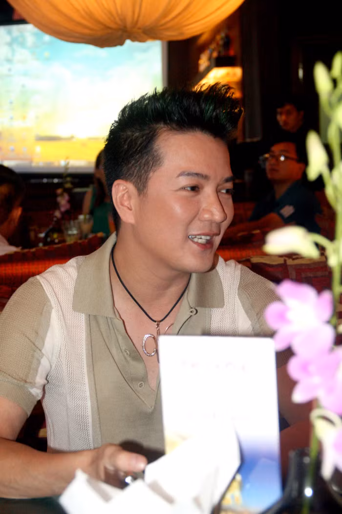 Mr Đàm ngồi trò chuyện với phóng viên vui vẻ trước giờ họp.