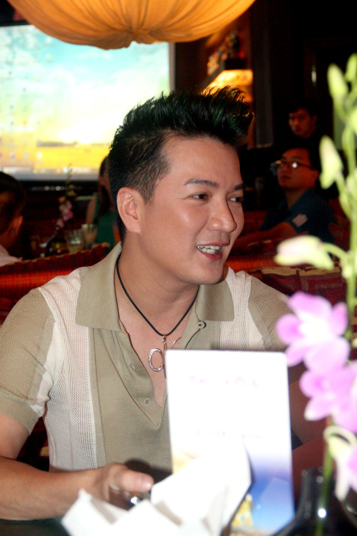 Mr Đàm ngồi trò chuyện với phóng viên vui vẻ trước giờ họp. Mr Đàm ngồi trò chuyện với phóng viên vui vẻ trước giờ họp.