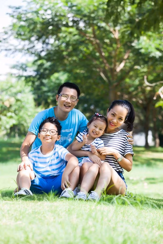 Gia đình hạnh phúc của nam ca sĩ "Chuyện chàng cô đơn"