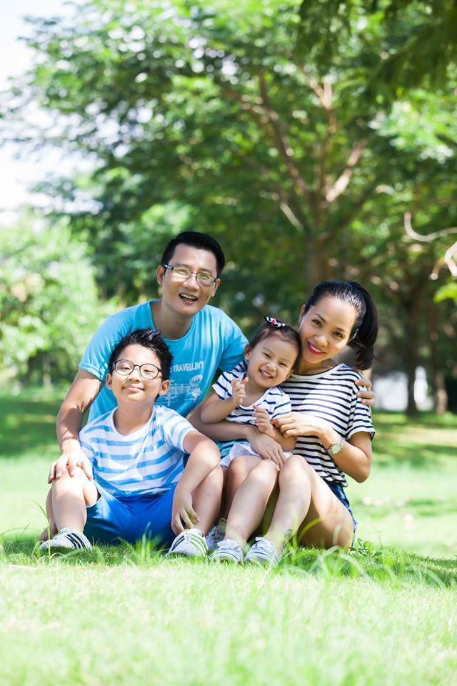 Gia đình hạnh phúc của nam ca sĩ "Chuyện chàng cô đơn" Gia đình hạnh phúc của nam ca sĩ "Chuyện chàng cô đơn"