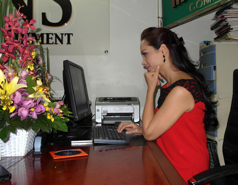 Thúy Hạnh ngồi trả lời với các câu hỏi của bạn đọc Báo Giáo dục Việt Nam. Thúy Hạnh ngồi trả lời với các câu hỏi của bạn đọc Báo Giáo dục Việt Nam.