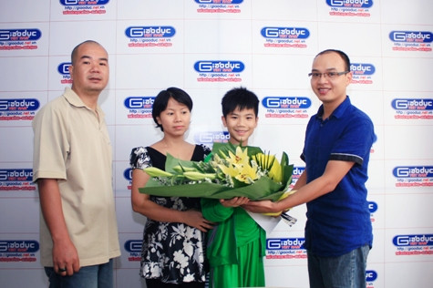Anh Nguyễn Đăng Long, bố Đăng Quân (ngoài cùng bên trái) là người ít nói nhưng luôn bên cạnh chia sẻ, động viên con trai. Ảnh: Hoàng Lâm Anh Nguyễn Đăng Long, bố Đăng Quân (ngoài cùng bên trái) là người ít nói nhưng luôn bên cạnh chia sẻ, động viên con trai. Ảnh: Hoàng Lâm