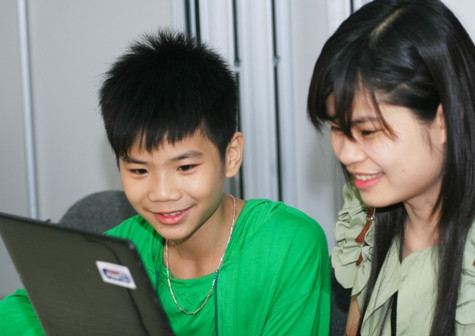 Đăng Quân cười tươi trước câu hỏi của độc giả. Ảnh: Hoàng Lâm Đăng Quân cười tươi trước câu hỏi của độc giả. Ảnh: Hoàng Lâm