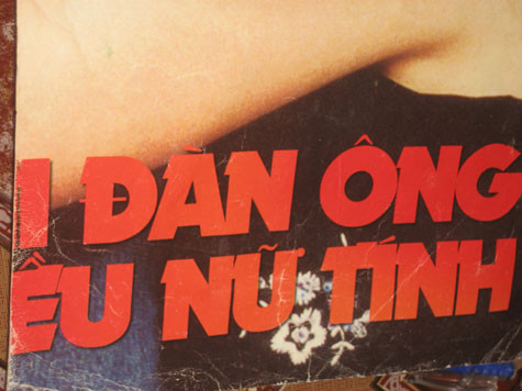 Bìa sách được làm từ tờ lịch cũ. Ảnh: Nguyễn Minh