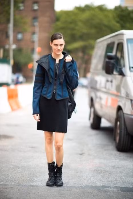 Áo khoác pha da, chân váy bút chì và combat boots cho một set đồ thật cá tính