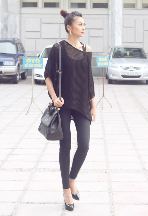 Những sự kết hợp trung tính và giản dị cũng rất thời trang dưới sự sáng tạo của chân dài này Những sự kết hợp trung tính và giản dị cũng rất thời trang dưới sự sáng tạo của chân dài này