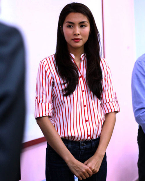 Tăng Thanh Hà dù trung thành với quần jeans và sơ mi nhưng luôn tạo được sức hút rất mạnh mẽ Tăng Thanh Hà dù trung thành với quần jeans và sơ mi nhưng luôn tạo được sức hút rất mạnh mẽ