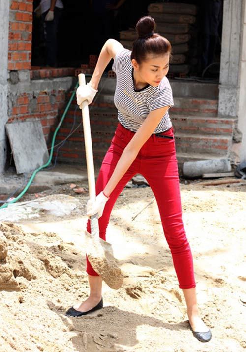 Ngay cả lúc lao động khó nhọc nhất người đẹp cũng rất thời trang Ngay cả lúc lao động khó nhọc nhất người đẹp cũng rất thời trang