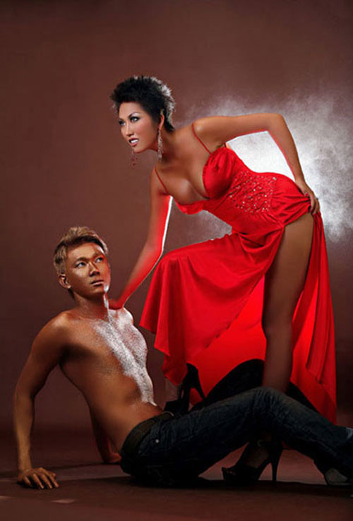 Cô nàng da nâu Phi Thanh Vân lại sở hữu một BST những tư thế khoe chân 'phản cảm' Cô nàng da nâu Phi Thanh Vân lại sở hữu một BST những tư thế khoe chân 'phản cảm'