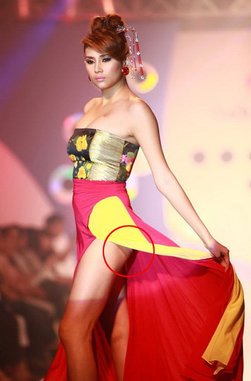 Trong lúc 'vén váy' để khoe đôi chân dài đáng ngưỡng mộ của mình trên sàn catwalk, Võ Hoàng Yến đã vô tình 'khoe' luôn cả vòng 3 với bàn dân thiên hạ Trong lúc 'vén váy' để khoe đôi chân dài đáng ngưỡng mộ của mình trên sàn catwalk, Võ Hoàng Yến đã vô tình 'khoe' luôn cả vòng 3 với bàn dân thiên hạ