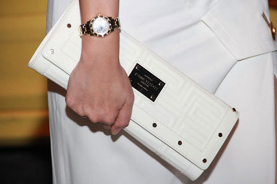 ... Kết hợp với ví cầm tay thương hiệu Versace 40 triệu đồng và... ... Kết hợp với ví cầm tay thương hiệu Versace 40 triệu đồng và...