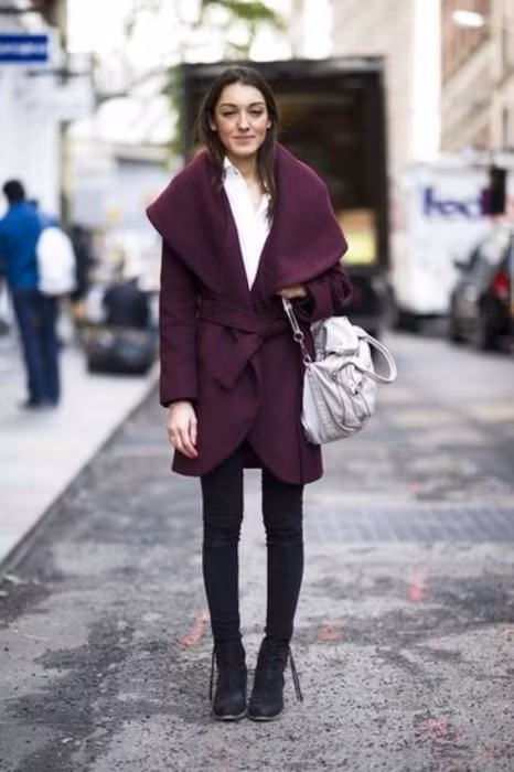 Áo choàng màu đỏ booc-đô giúp người phụ nữ này sang trọng và thanh lịch