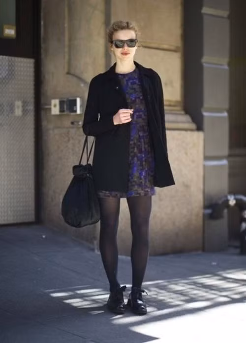 Chiếc váy hoa màu tím làm tâm điểm khiến bộ trang phục đơn giản mà vẫn nổi bật