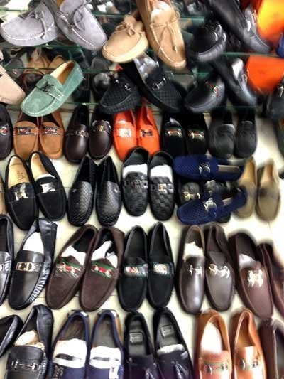 Hàng nhái thoạt nhìn giống y như thật đang tràn ngập thị trường