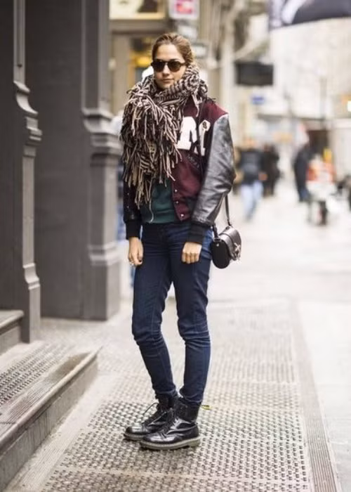 Áo khoác bóng chày kết hợp cùng combat boots mang lại cho cô gái này phong cách năng động và khỏe khoắn