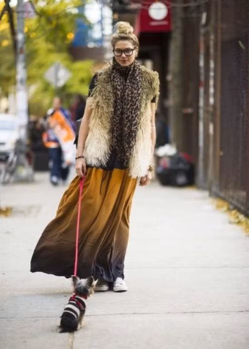 Áo gi-lê lông, váy maxi và giày thể thao - một sự kết hợp mới đầy ngẫu hứng