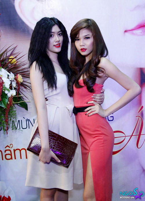 Huỳnh Tiên “dừ” và kém xinh hẳn với kiểu tóc xù mì bấm gãy thế này. Huỳnh Tiên “dừ” và kém xinh hẳn với kiểu tóc xù mì bấm gãy thế này.