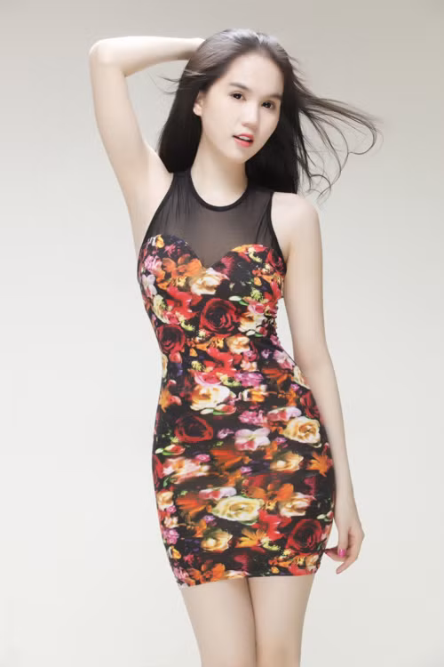 Đầm ôm sát gọn cơ thể nhận được sự ưu ái của Ngọc Trinh