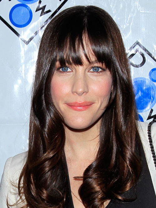 Tóc xoăn nhẹ đi cùng mái ngố rất phù hợp với gương mặt trái xoan như Liv Tyler.