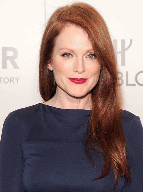 Julianne Moore để kiểu tóc xoăn nhẹ mềm dịu dàng.