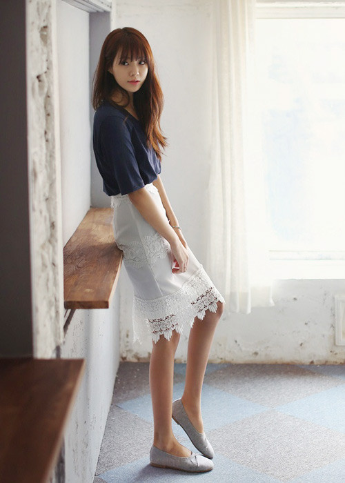 Nếu muốn đến công sở với item này, chọn loại chân váy dài qua đầu gối để vừa nữ tính lại vừa kín đáo nhé