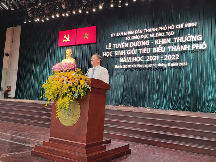 Ông Dương Anh Đức phát biểu tại buổi lễ tuyên dương, khen thưởng học sinh giỏi tiêu biểu (ảnh: P.L) Ông Dương Anh Đức phát biểu tại buổi lễ tuyên dương, khen thưởng học sinh giỏi tiêu biểu (ảnh: P.L)