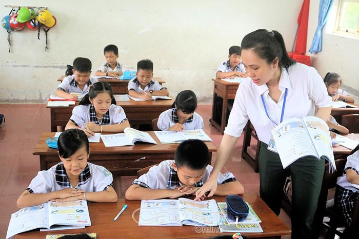Giáo viên dạy tiếng Anh cho học sinh tiểu học (ảnh minh họa: Báo Cà Mau) Giáo viên dạy tiếng Anh cho học sinh tiểu học (ảnh minh họa: Báo Cà Mau)