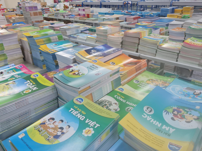Sách giáo khoa trên thị trường chủ yếu vẫn là bộ Chân trời sáng tạo (ảnh: P.L) Sách giáo khoa trên thị trường chủ yếu vẫn là bộ Chân trời sáng tạo (ảnh: P.L)