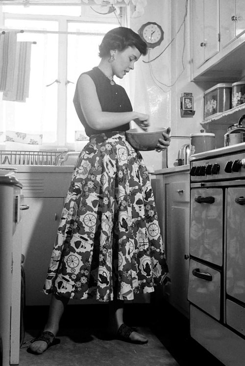 Nó được phụ nữ những năm 50 sử dụng phổ biến, khi đi dạo phố, tiệc tùng và thậm chí cả khi làm nội trợ