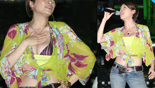 Nữ ca sĩ Pha Lê với trang phục rườm rà Nữ ca sĩ Pha Lê với trang phục rườm rà