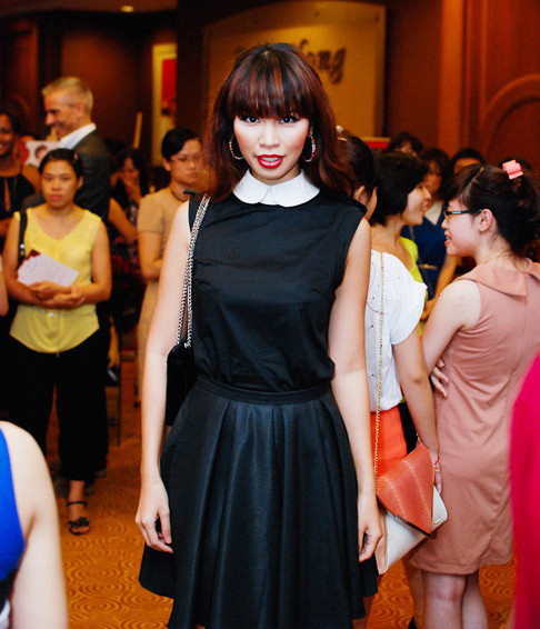 Hà Anh mang style đồng phục tới một sự kiện với tóc mái bằng, váy đen trắng cổ peter pan. Sẽ trẻ trung và ngọt ngào hơn nếu chị ấy thay đôi môi đỏ ớt nóng bỏng kia bằng một gam màu hồng nude dịu nhẹ. Hà Anh mang style đồng phục tới một sự kiện với tóc mái bằng, váy đen trắng cổ peter pan. Sẽ trẻ trung và ngọt ngào hơn nếu chị ấy thay đôi môi đỏ ớt nóng bỏng kia bằng một gam màu hồng nude dịu nhẹ.