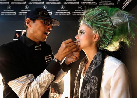 Một người mẫu chuẩn bị biểu diễn tại tuần lễ thời trang Trung Quốc ở Italia.