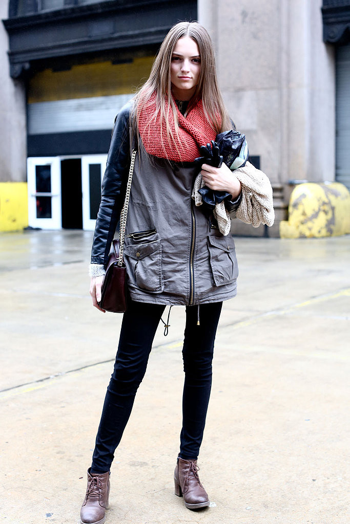 Áo parka với phần tay áo được làm từ chất liệu da, "chân dài" này đã mang một luồng gió mới hòa cùng không khí của tuần lễ thời trang.