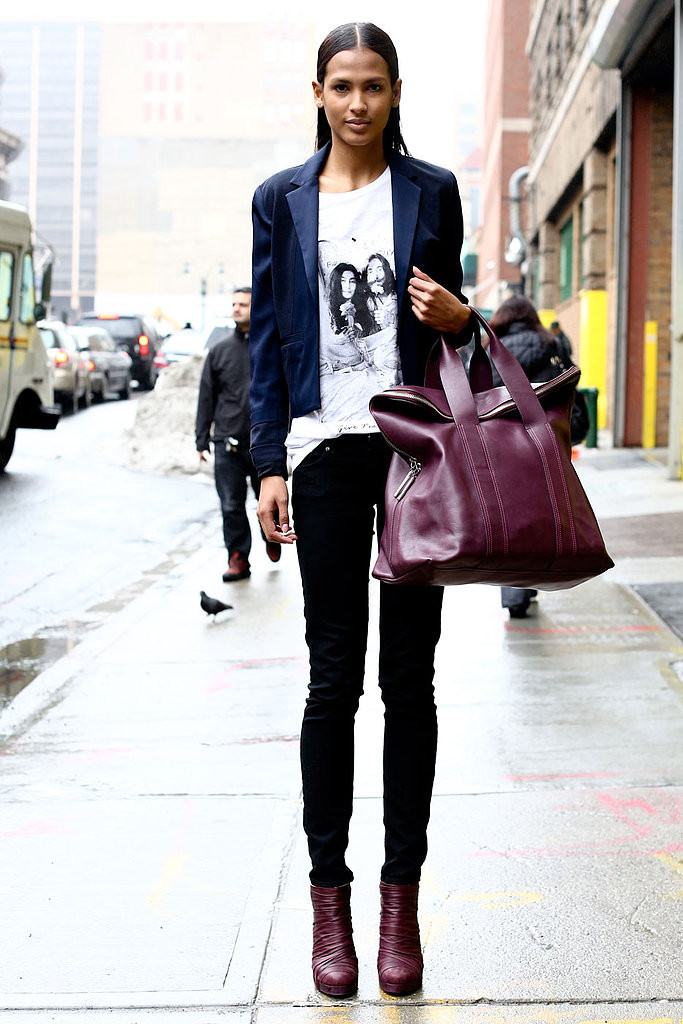 Quần jeans đen kết hợp cùng áo phông và blazer khoác ngoài - cách kết hợp này tuy đơn giản nhưng rất thời thượng và lịch sự.