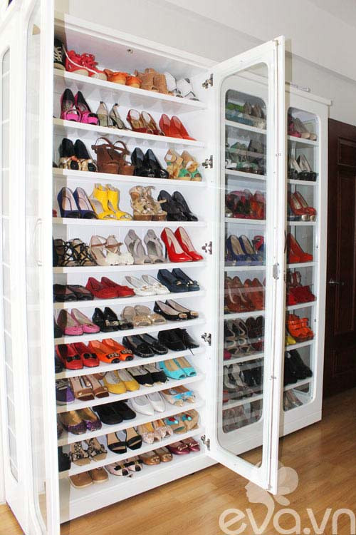 Và đặt hẳn một chiếc tủ lớn để đựng bộ sưu tập khổng lồ này Và đặt hẳn một chiếc tủ lớn để đựng bộ sưu tập khổng lồ này