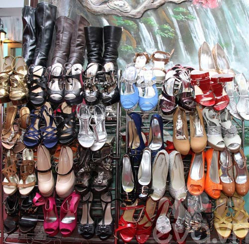 Nhưng kiểu dáng cũng rất đa dạng và bắt mắt. Mặc dù đã bước sang tuổi tứ tuần nhưng đệ nhất hoa hậu vẫn rất thích đi giày cao gót Nhưng kiểu dáng cũng rất đa dạng và bắt mắt. Mặc dù đã bước sang tuổi tứ tuần nhưng đệ nhất hoa hậu vẫn rất thích đi giày cao gót