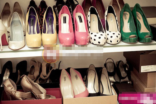 Tủ giày của cô gái sexy này chủ yếu thuộc thương hiệu giày đế đỏ huyền thoại Tủ giày của cô gái sexy này chủ yếu thuộc thương hiệu giày đế đỏ huyền thoại