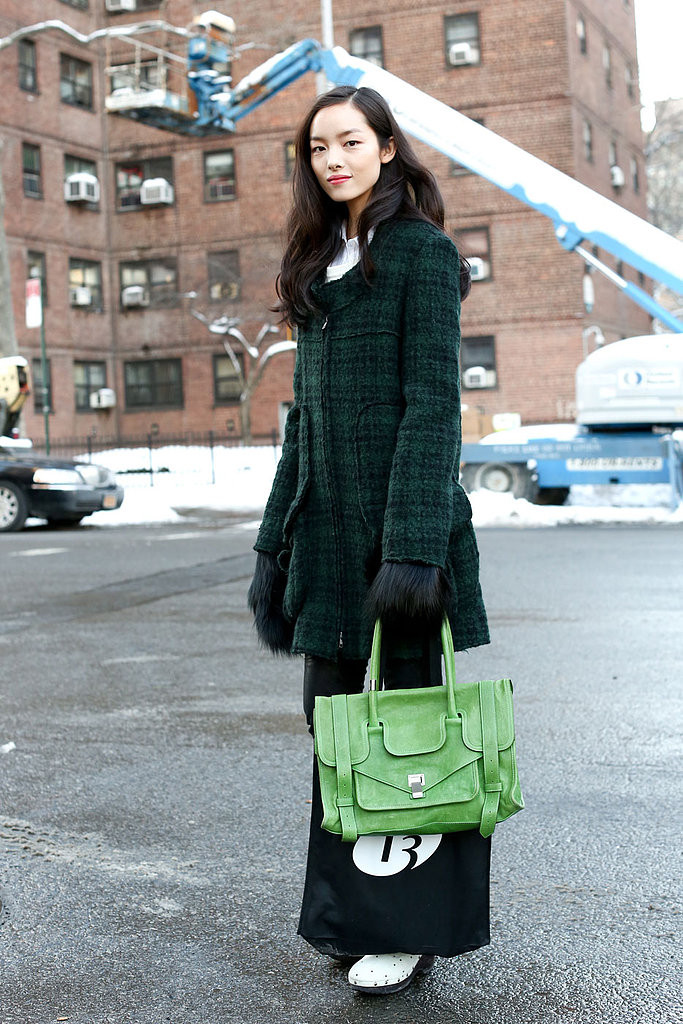Phong cách mang đậm chất cổ điển, lấy gam màu xanh cổ vịt làm chủ đạo: áo khoác oversized kết hợp cùng quần legging chất liệu da và áo sơ mi trắng. Tại sao bạn không thử trải nghiệm?