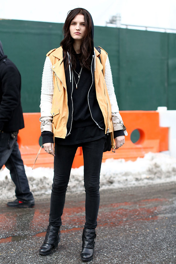 Hãy làm mới vẻ ngoài của bạn bằng chiếc áo da biker màu be có phần tay áo được đính nạm một cách tỉ mỉ. Với những kiểu áo nhiều chi tiết, hãy tối giản hóa trang phục với quần jeans và áo phông đen hoặc trắng.