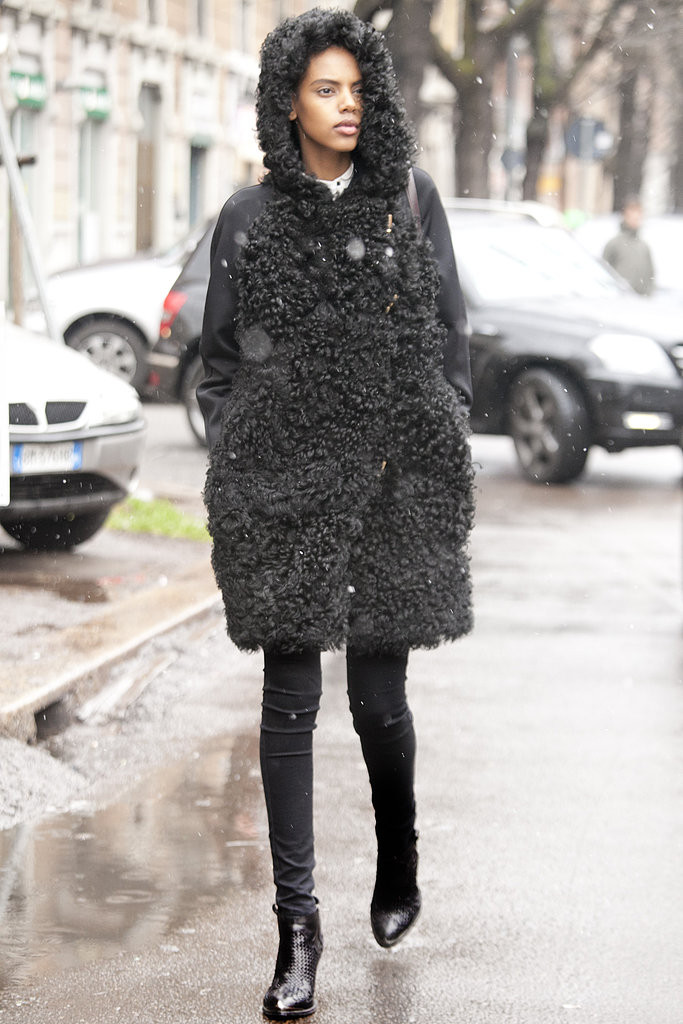 Nếu khéo léo kết hợp, cả cây đen sẽ cực kỳ ấn tượng. Áo khoác lông cừu màu đen, quần và boots ton-sur-ton là một gợi ý hoàn hảo.