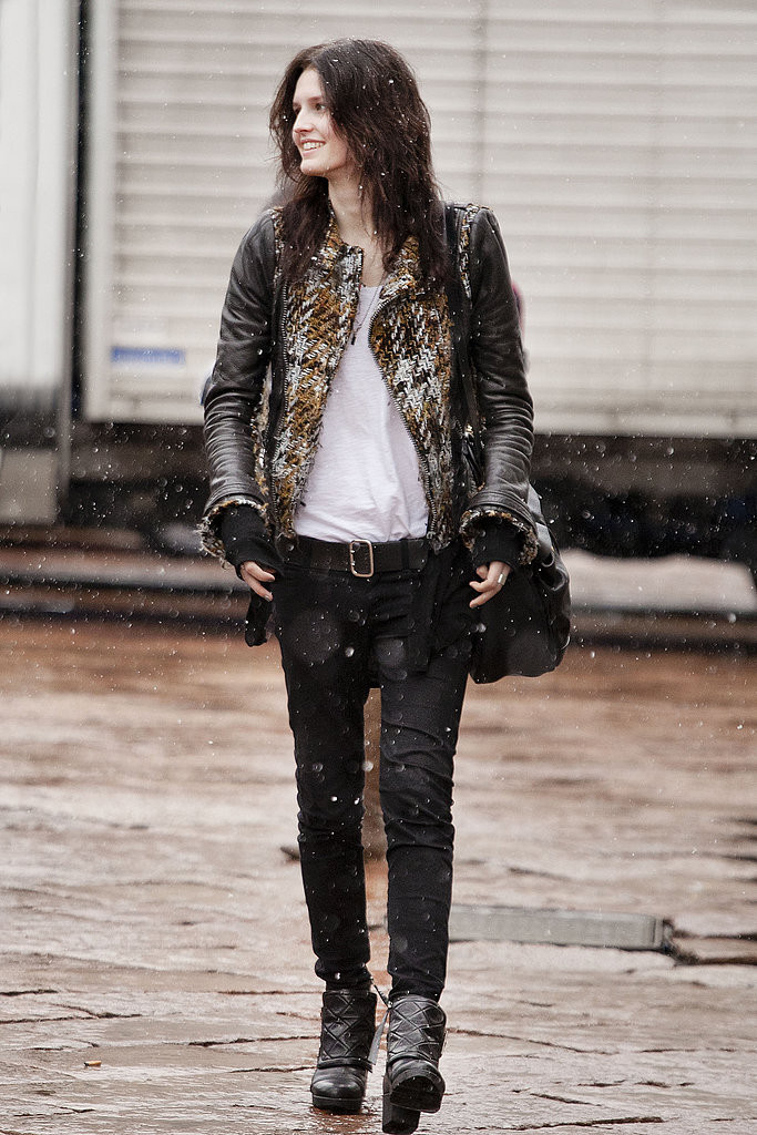 Với chiếc quần đen skinny, đôi khi chỉ cần kết hợp với áo phông trắng đơn giản và chiếc áo khoác yêu thích là bạn đã sở hữu một phong cách thời thượng.