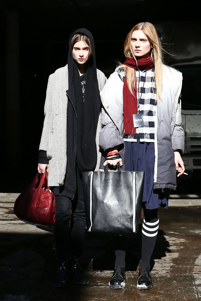 Xu hướng dip-dye (nhuộm nhúng) đang làm chao đảo làng thời trang thế giới và tất nhiên, những siêu mẫu sẽ không thể bỏ qua. Chọn cho mình chiếc áo khoác oversized theo xu hướng dip-dye, cô ấy kết hợp cùng áo len kẻ sọc, chân váy xòe và đôi tất mang đậm phong cách nữ sinh.