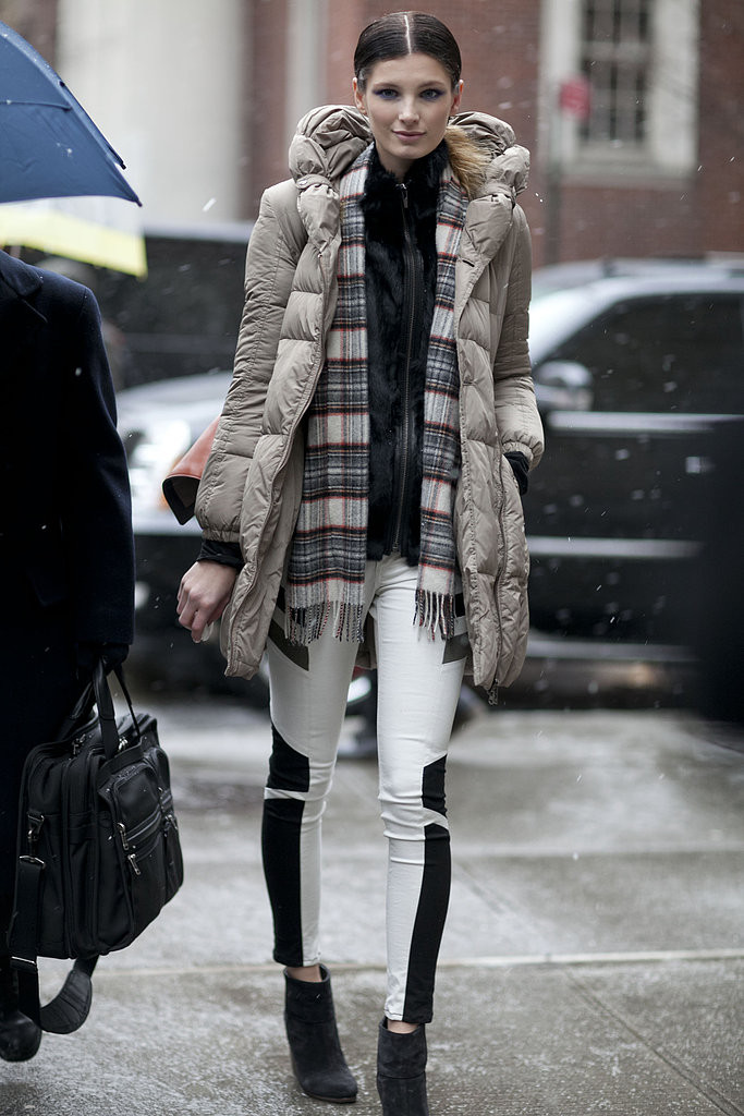 Cho những ngày se lạnh thì chiếc áo parka với lớp lót bông bên trong là lựa chọn số một của các siêu mẫu, bởi sự ấm áp mà không kém phần "thành thị" nó mang lại.