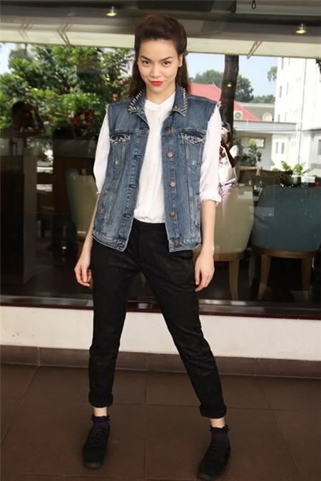 Cá tính với áo gile denim nạm đinh. Hồ Ngọc Hà luôn biết đem chút nữ tính vào phong cách để vừa mắt với số đông công chúng Cá tính với áo gile denim nạm đinh. Hồ Ngọc Hà luôn biết đem chút nữ tính vào phong cách để vừa mắt với số đông công chúng