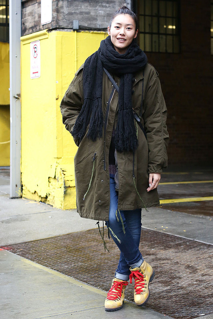 Áo khoác parka màu xanh rêu, kết hợp cùng quần jean và đôi bốt màu nâu sáng, Liu Wen mang đến một phong cách bụi bặm đậm chất quân đội.