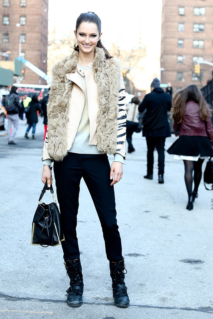 Bộ ba hoàn hảo: quần jeans đen, áo len dài tay và áo khoác gi-lê. Thêm mái tóc đuôi ngựa buộc cao gọn gàng là bạn đã sẵn sàng hòa mình vào không khí của tuần lễ thời trang.