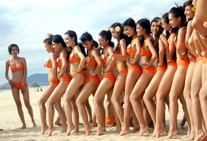 Những đôi chân dài miên man của các người đẹp.