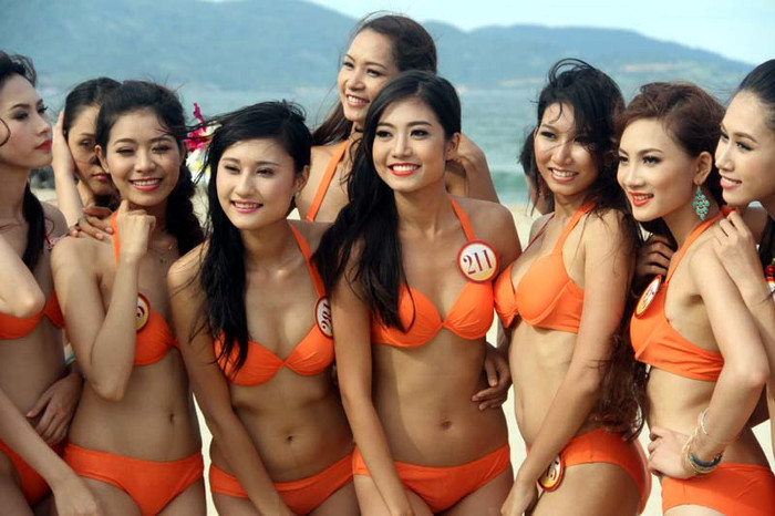 Thí sinh hoa hậu rạng ngời trong nắng.