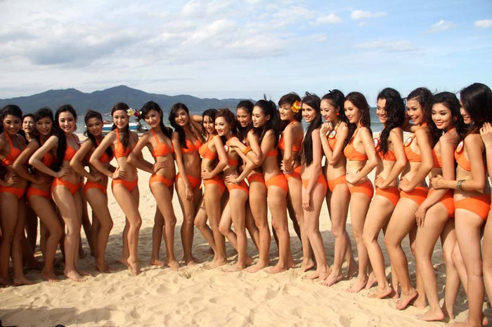 Rừng người đẹp thiêu đốt bờ biển Đà Nẵng.